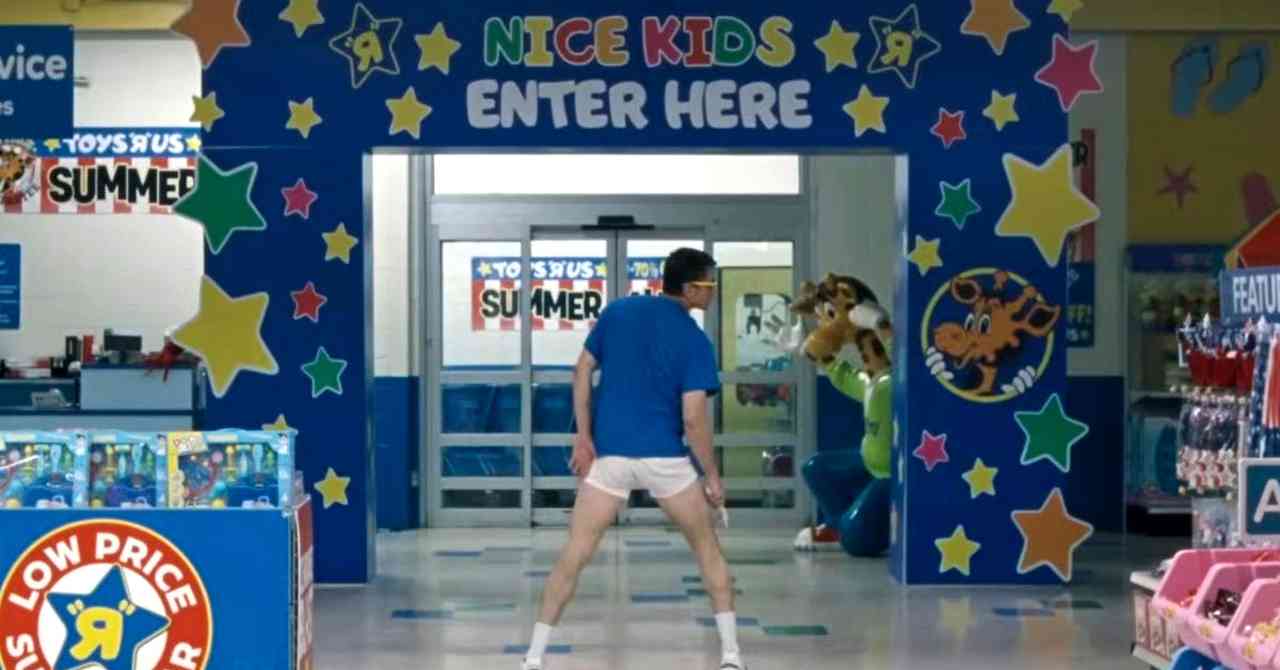 Channing Tatum hides in a "R" toys: trailer