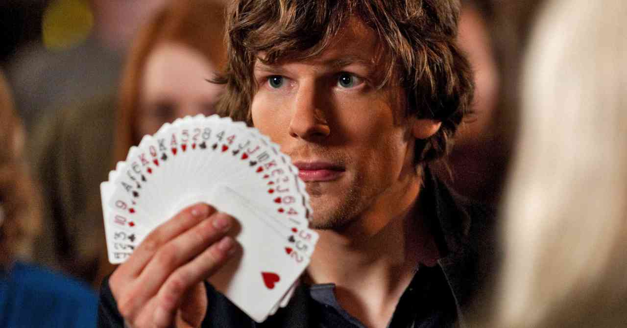 Jesse Eisenberg also works magic with passers-by in New York!