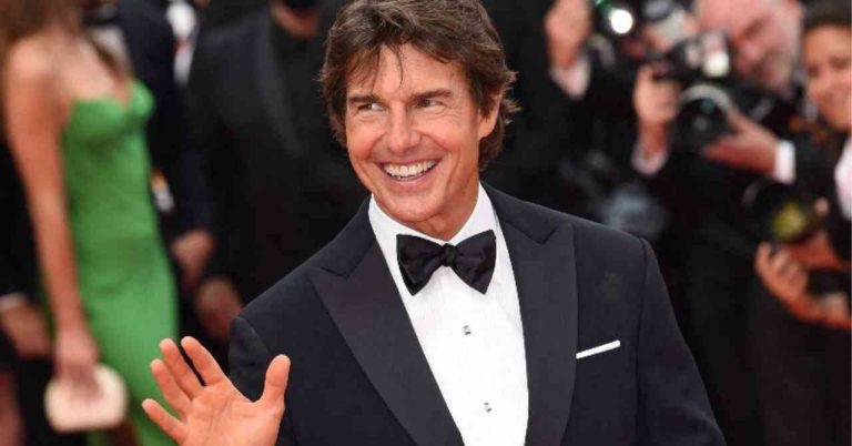 Tom Cruise filmed a lightsaber scene in the new Star Wars!