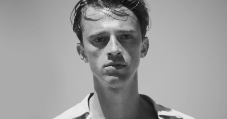First images of Benjamin Voisin in the biopic of Johnny Hallyday
