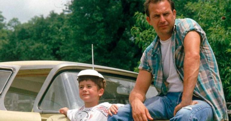 A perfect world: beautiful “father-son” relationship at Clint Eastwood (review)
