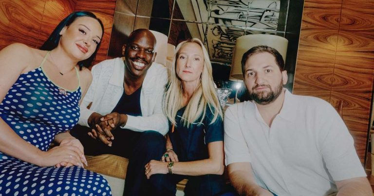 Audrey Lamy, Jean-Pascal Zadi, Benjamin Tranié and Eva Huault behind the bars of Surveillant!
