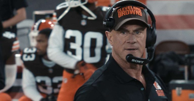 The creator of This is Us has made a new family series around the NFL: trailer
